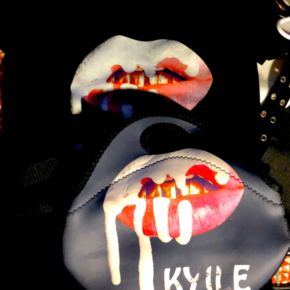 Kylie Jenner lips shirt and tote